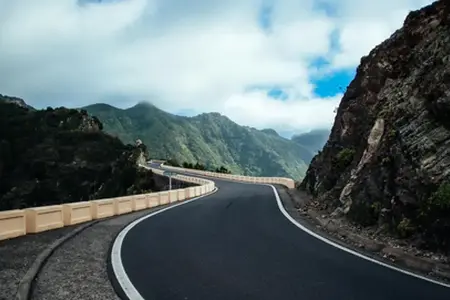 Tehnologie inovatoare: Pasarela mobilă poate salva vieți și nervi pe autostrăzi – video